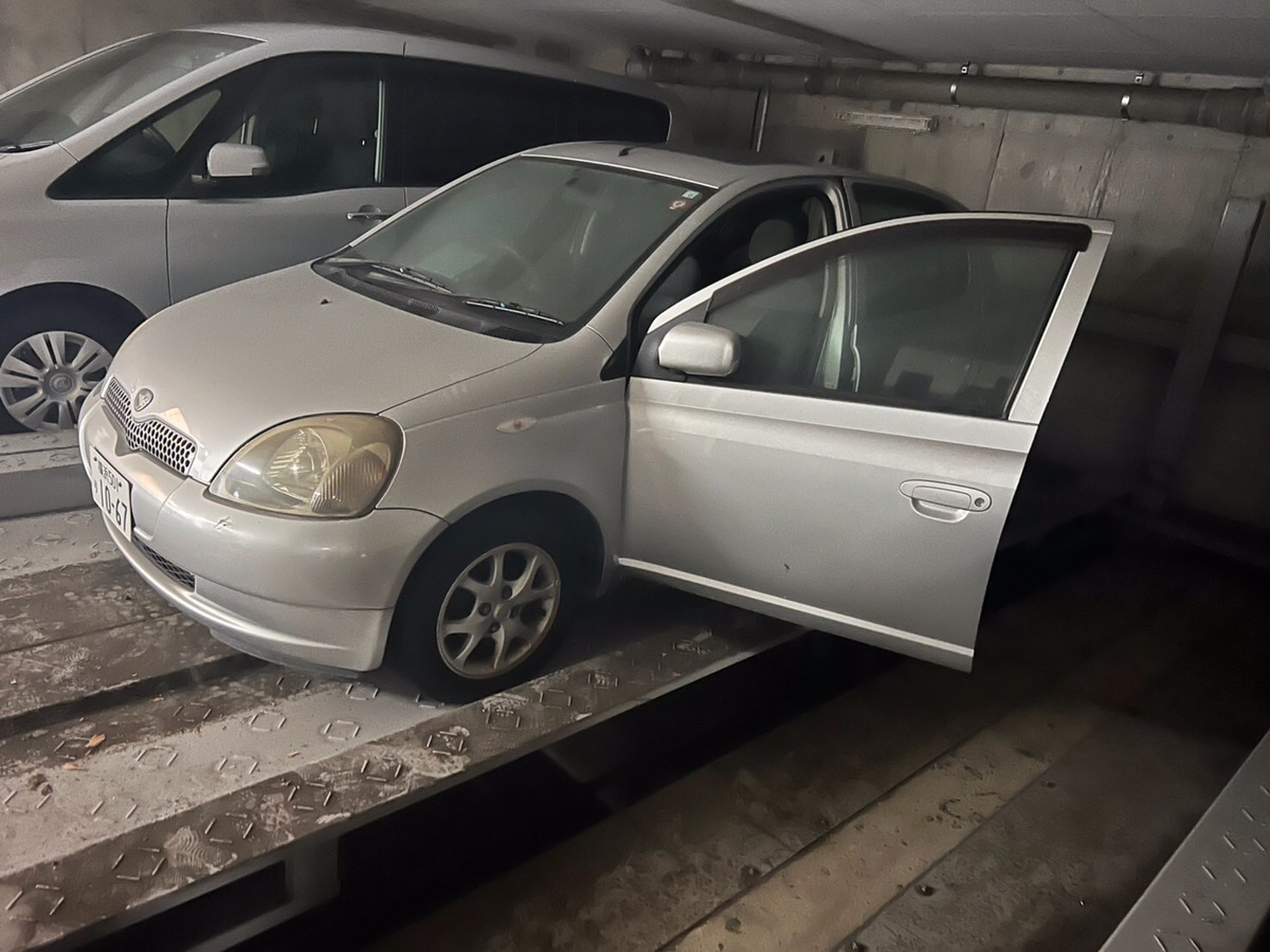地下駐車場で冠水した車