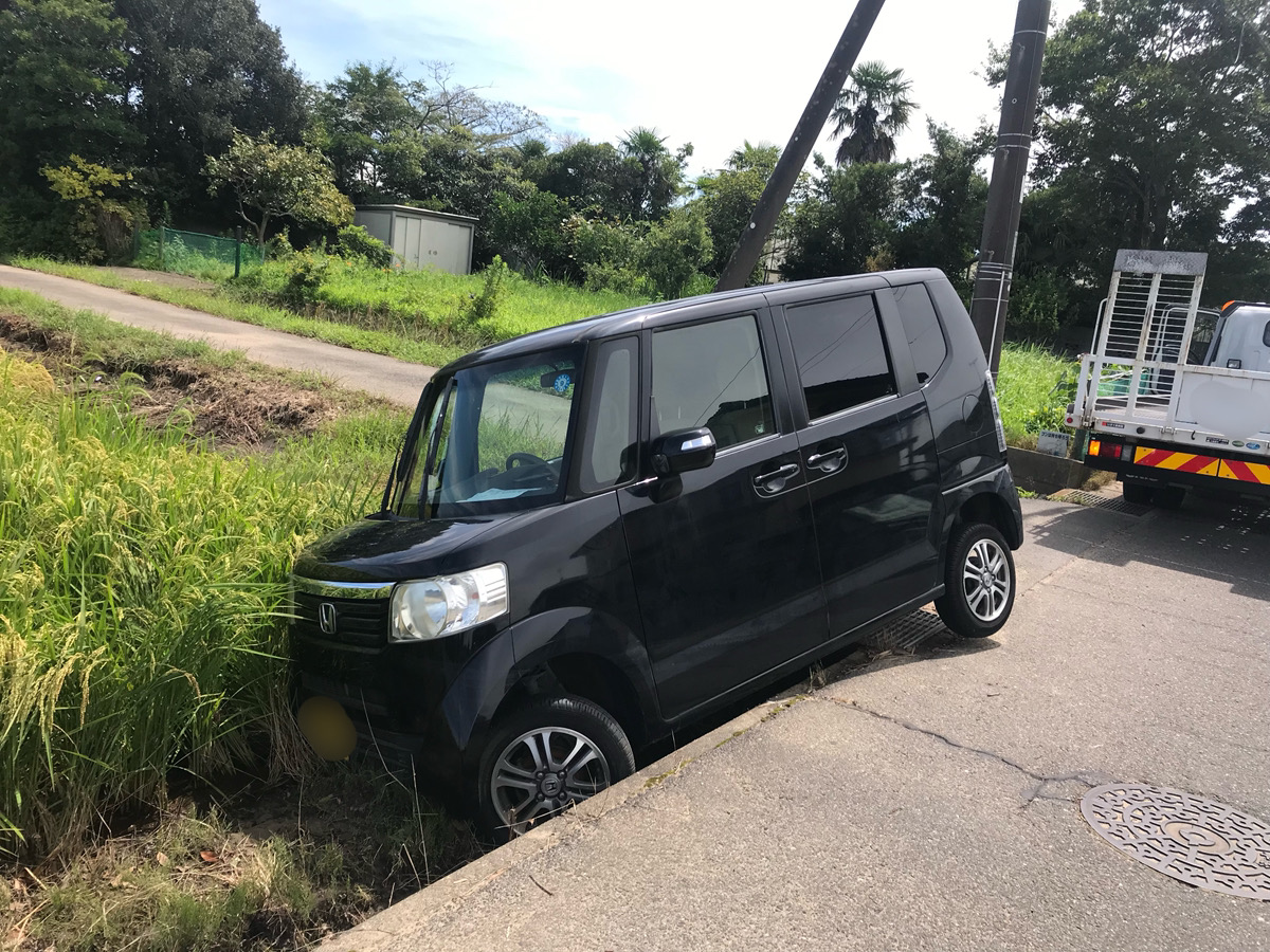 田んぼに水没した被災車両